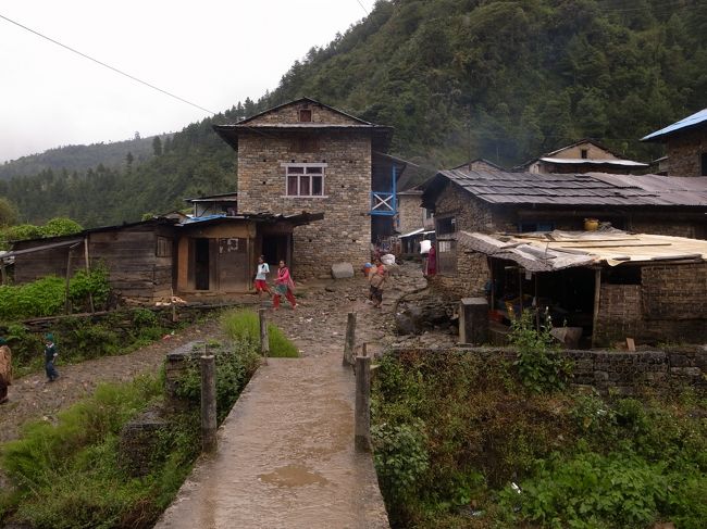 標高が低く、段々畑が広がっている。<br /><br />ほっこりかわいい風景。