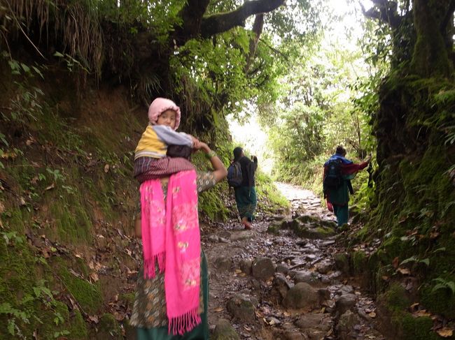 トレッキングルートは、地元の人にとっては普通の道。<br />サンダルで歩いたり。こども肩車なんてパターンも。