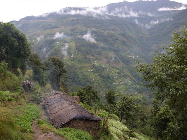 アップダウンが激しい。<br /><br />地球の歩き方の標高図はかなり省略されていて、うそだ。とロブチェで会った日本人が言っていたけれど、ほんとにそう思った。<br />その彼はジリから歩くのは2回目で、とてもよかったからまた来たんだと言っていた。私もその気持ち、わかる気がした。