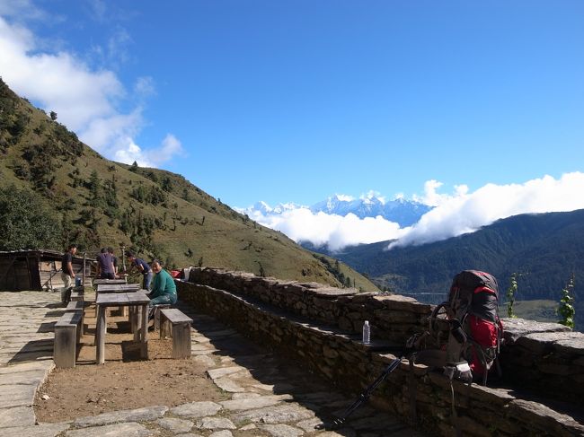 Phurtengに到着<br /><br />すばらしい景色…！！！<br />はじめて白い山が見えて、感激！<br /><br />宿のおじさんが、あれがタムセルクだよ、これがサガルマータ。と図を持ってきて教えてくれた。<br /><br />欧米人のご夫婦がチーズを切ってくれた。ありがとう。