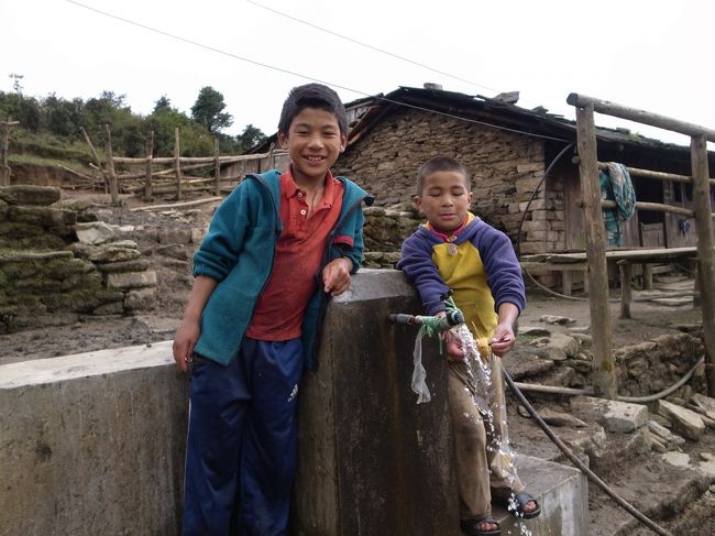 タクシンドゥ峠<br /><br />子どもたちが、じゃがいも？に棒みたいなのをつけて、回転させて遊んでいた。