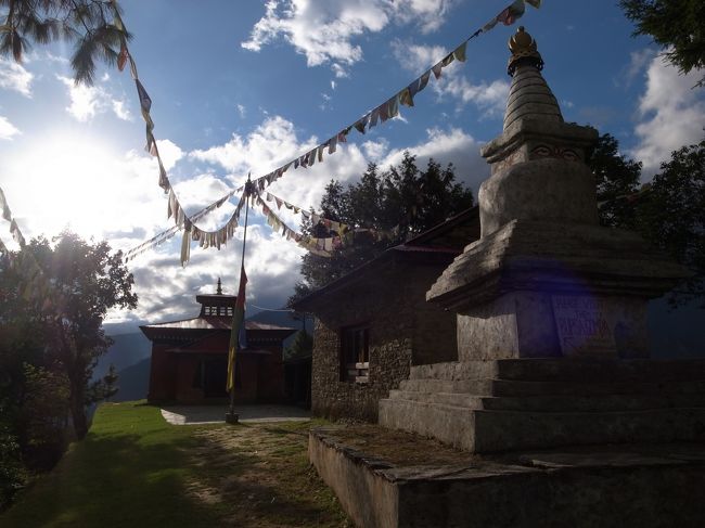 ブクサのゴンパ<br /><br />ポーランド人のルーカスが写真を撮っていた。<br />彼もひとりで来ているそう。<br />エクセルで日程をつくっていた…　私と一緒！！！<br />しかも、私と同じ日程で。地球上で同じこと考える人いるんだなぁと、ちょっと感激。<br /><br />宿のチョイスも似ていて、けっこうな頻度で遭遇。<br />もちろん今晩の宿も一緒。