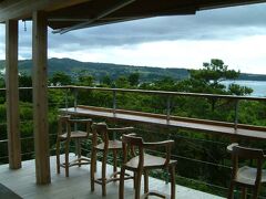 恩納村に戻って、ホテルムーンビーチの近くにある「青風窯cafe 土花土花」に入店しました。

高台にあるので、景色は最高です。
