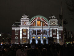 続いてやってきたのは、中央公会堂。
 光の饗宴2013プログラムの一つ、3Dマッピングへ。