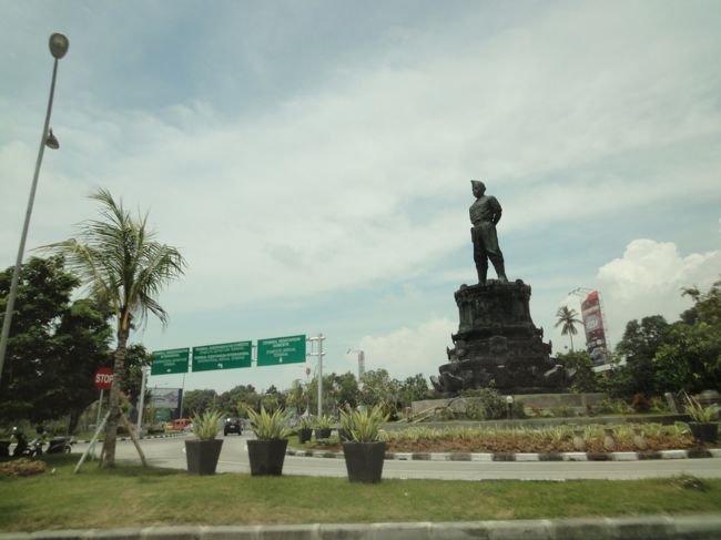 車の中からの景色です。誰の肖像でしょうか？