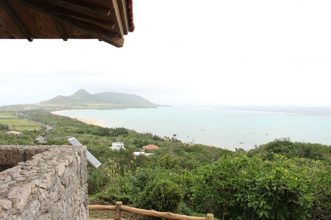 展望台からの眺め。<br />青い海と空を期待していたんですが、見事に裏切られた感じです（泣<br /><br />事前の天気予報では滞在中は晴れマークついていたんだけどなぁ。<br />島の天気は変わりやすいですからね＾＾；