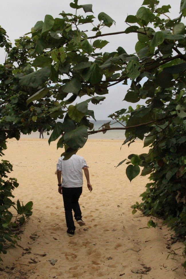 次の目的地「平久保崎」に向けて運転していると、左手に砂浜を発見。<br />路駐して歩いて行ってみることに。