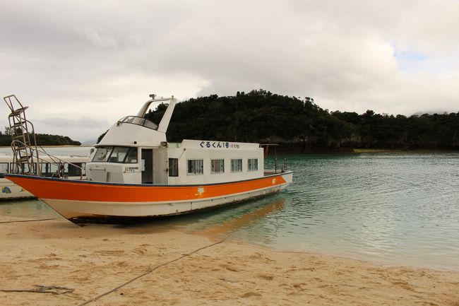 グラスボートや船が停泊しています。