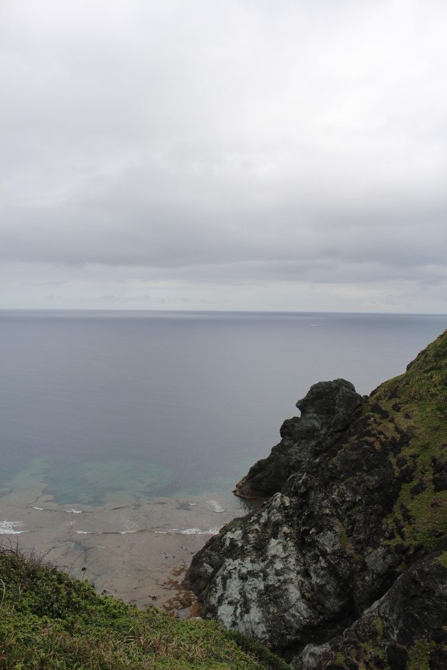 こちらはおすすめの夕陽スポットだそうですが、時間がまだ15:30<br />そしてこの曇天で見ることができず。<br />またもや小雨も降って来ました。<br /><br />すぐ目の前は断壁でちょっと怖い。<br />風が本当に強いので気を付けてください。<br />