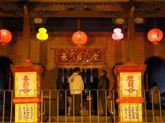 新地中華街会場から歩いてすぐの唐人屋敷会場にまずはやってきました。
中国人の居住が限られていた時代はここに中国人居住区があり、お寺などもありました。暗い夜道をランタンが道案内してくれます。