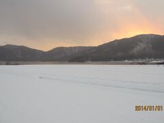 余呉湖は雨　木之本は降っていなかったのに
余呉湖畔の宿に入る