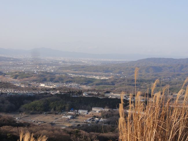 大和平野を見はらします。遮るものもなくいい眺めです。天気がもう少し良ければよかったのですが。<br />