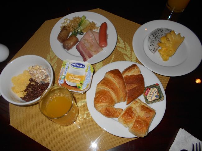 バイキングで並んでいるものは<br />サテ（焼き鳥）に<br />カリフラワーなどの温野菜<br />ベトナムらしい揚げ春巻き<br />ベーコンにソーセージ、焼きそば<br />ハムやチーズにサラダは葉物と、ポテトサラダ<br />あとシリアル系にパンが数種とヨーグルト。<br /><br />フルーツは、<br />ドラゴンフルーツに、パイナップル<br />スイカ、パパイヤ、バナナ<br />といったところ。<br /><br />その中から好きなものだけ選んでもってきました。<br /><br />あ、これ私だけの分です<br />食べすぎですかねえ（笑）