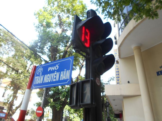 ８時半になって、私たちはホテルを出ました。<br />向かうのは、ホアンキエム湖に東側<br />リー・タイトー通りにある、Ｈ．Ｉ．Ｓです。<br /><br />実は、部屋からiPodで帰りの飛行機の座席予約をしようとしたのですが、座席予約の確認がとれなかったんです。<br /><br />日本を出る前に、リコンファームは必要ないと聞いていたんですが<br />座席確認がとれないとなると、ちょっと不安・・・。<br /><br />航空券はＨ．Ｉ．Ｓさんでとったので<br />直接行って、確認してもらおうということになったわけです。<br /><br />Ｈ．Ｉ．Ｓの担当の方はとても印象の良い方で<br />いろいろ手をつくしてくださり、<br />アシアナ航空にも電話してくださったんですが<br />結局、アシアナ航空の方でも、<br />なぜ座席確認がとれてないのかわからない、とのこと。<br />でも、オンラインで確認がとれなくても問題ないですよ、と<br />アシアナ航空の方が、お墨付きをくださったので<br />それでヨシとしよう、ということになりました。<br /><br />ちなみに、なぜかハワイとハノイでは（１字違いですが）<br />ＪＡＬとアシアナでは、こういうトラブルが<br />よくあるんだそうですが、<br />結果、問題ないことがほとんどだそうです。<br />