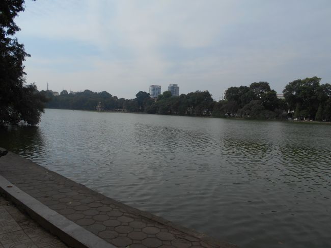 ホアンキエム湖沿いを散策しました。<br />なんとなく、湖って、<br />海と違って波が大きいわけじゃないから<br />おだやかな気分にさせてくれますね。