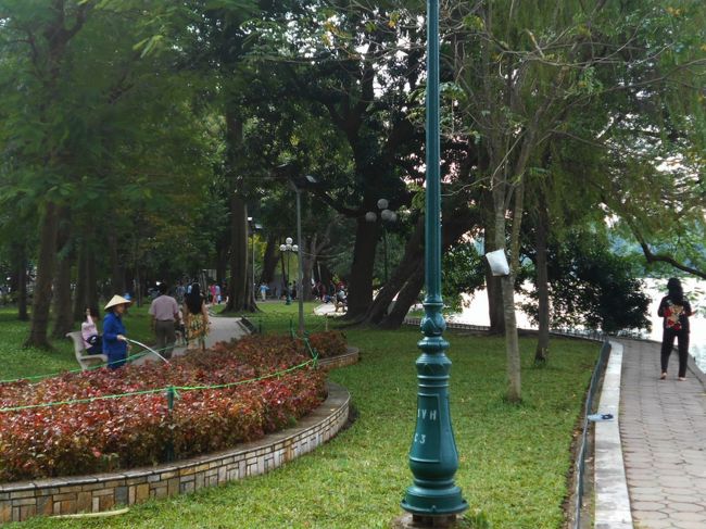 湖沿いには、遊歩道。<br />芝生も植えてあって<br />きちんと手入れもされていて、きれいです。