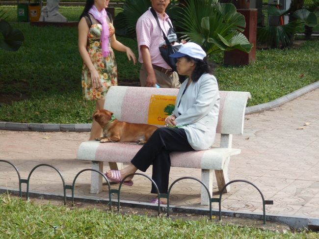 ワンちゃんのお散歩の途中でしょうか。<br />こんな気持ち良いポイントがあったら、<br />ワンちゃんを隣に座らせて<br />ベンチでのんびりしたくなるのも<br />わかりますねえ。<br /><br />ほかにも、ワンちゃんの散歩をみかけましたよ。