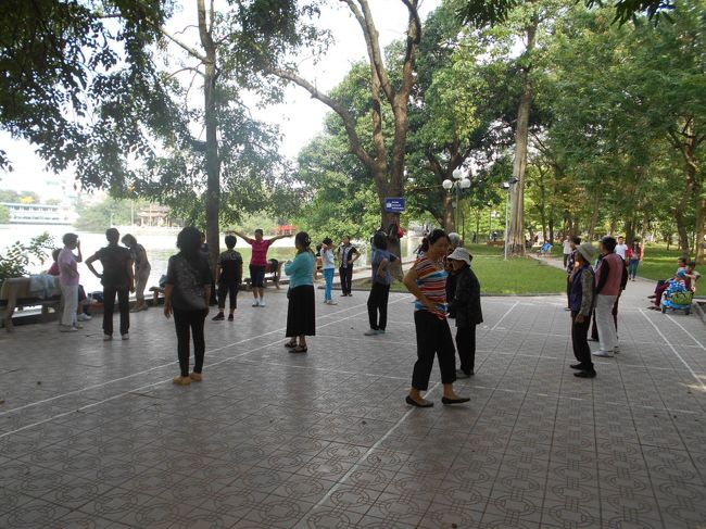 お〜っと、いました！<br /><br />ホアンキエム湖でダンスをするおばちゃんたち。<br /><br />面白そうに眺めていたら<br />一人のおばちゃんが、わたしの手をとって<br />一緒にやってみろ、と。<br />手取り足取り、教えてくれたんだけど<br />けっこう複雑なステップで、ついていけなかったよ。<br />ごめんね、おばちゃん（笑）