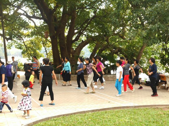 しばらく歩いていくと、<br />こっちでも、体操をしていました。<br /><br />こんなところは、なんか中国に似てるよね（笑）