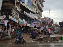 朝、ソルティ・クラウンプラザを出て陸路ポカラに向けて出発
相変わらずのカトマンズの喧騒を抜けて