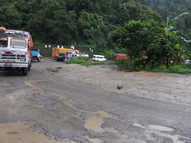 ポカラへの山越えの道を行く<br />舗装もろくにされてないがたがたの道<br /><br />しかしこの道しかないので混むときは大渋滞になるそうです<br /><br />朝早く出たので比較的すいてます。