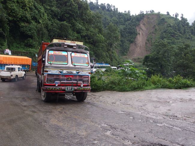 いたるところ土砂崩れがあります<br /><br />なんだか悪天候の時は命懸けになりそうな道です