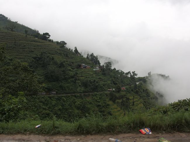 こんな山道を行きます