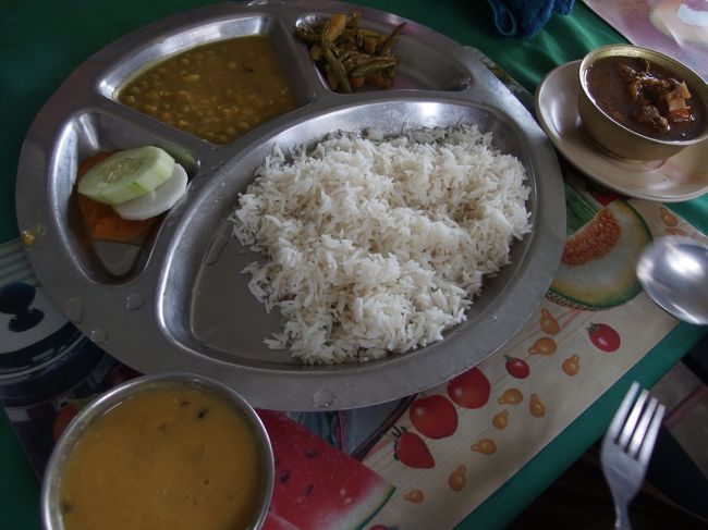 代表的なネーパール料理と言ったら<br />これです<br />タルカリダルバート<br />野菜のカレー炒めと豆のスープとご飯を混ぜながら食べます