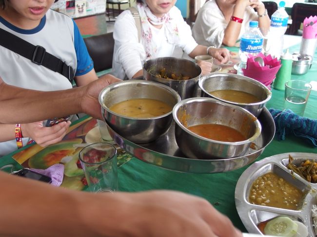 おかずは食べ放題<br />なくなるとすぐ注いでくれます<br />これはお得だわ〜<br />安いし美味しいし