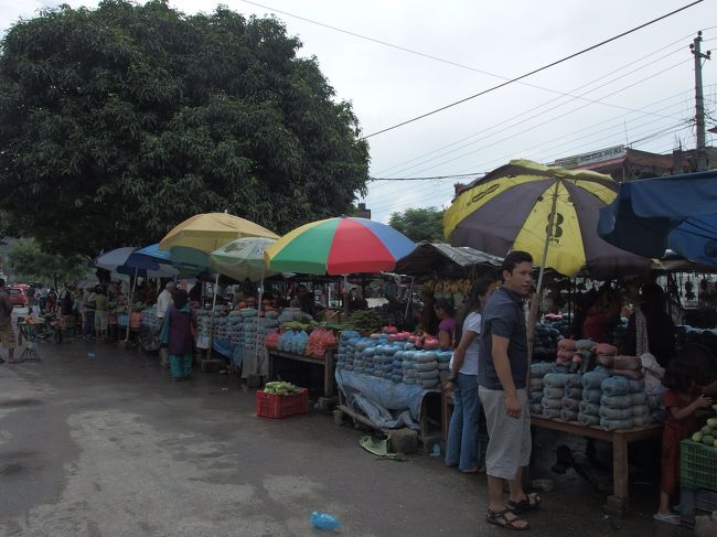 外には市場が出てました