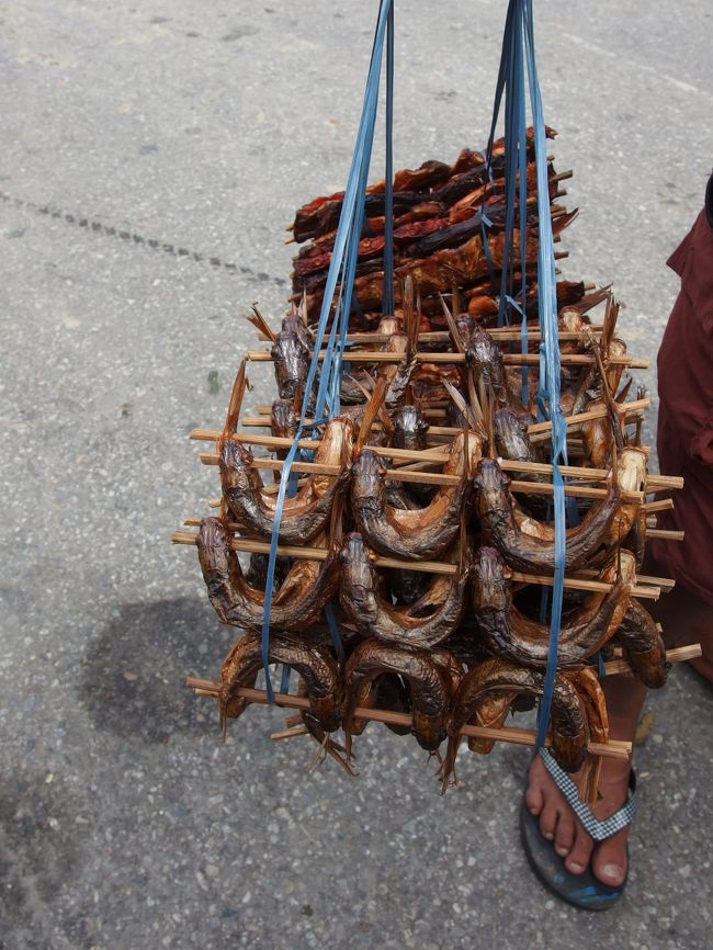 持ってるのはお魚？の燻製かな？