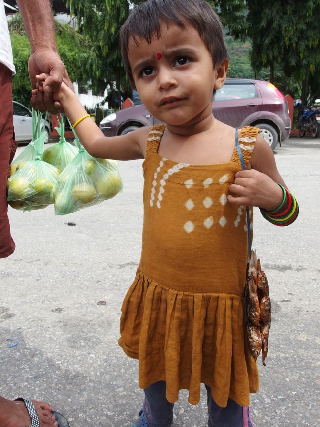 女の子もお手伝いで肩に下げてます