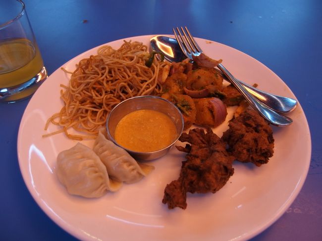 ネパールの人たちは普段食べなれてないこういうのが好きみたい