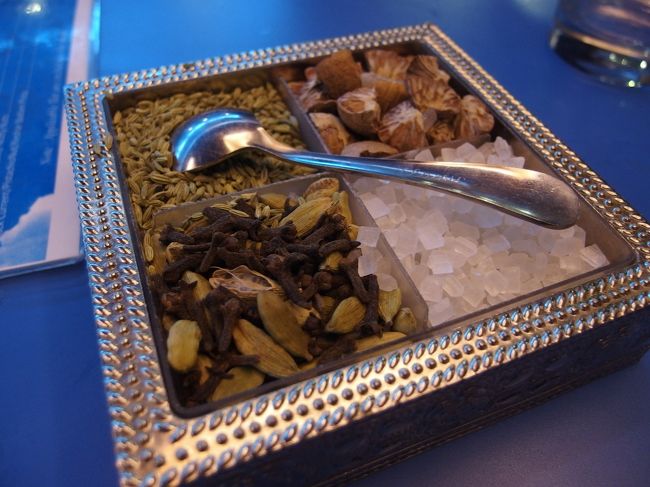 食後のお口直しは<br />こういう香辛料を口に含みます