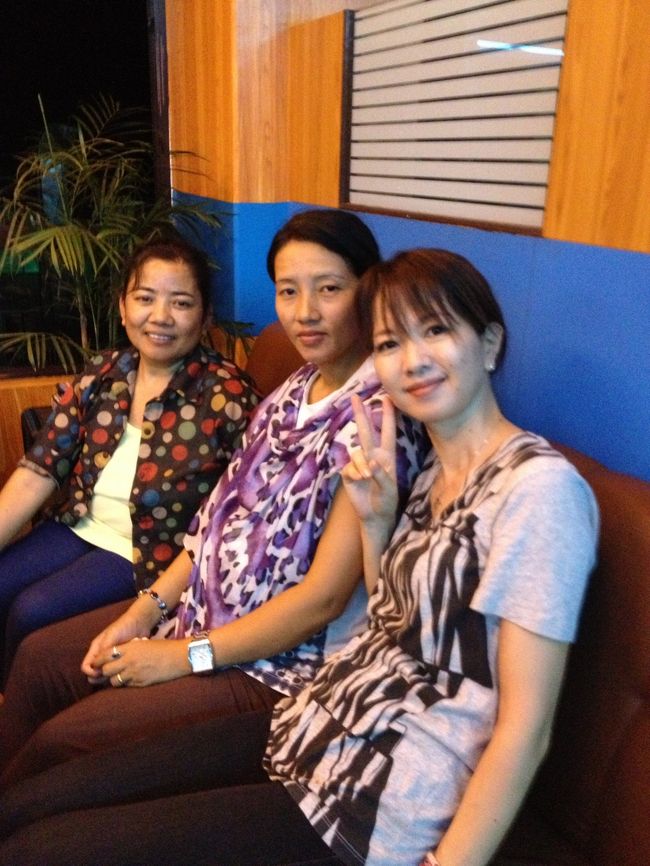 もうすぐ赤ちゃんの産まれるスタッフの奥さん（真ん中）と昔日本でシスターをしていたスタッフ（左端）と