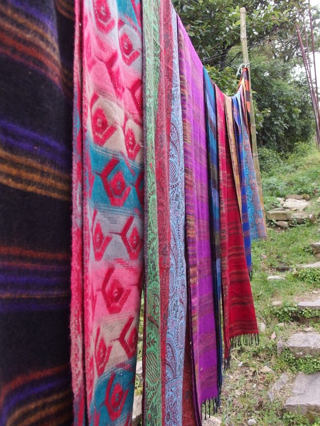 やくの毛で作った温かいブランケット<br /><br />４０００ｍ以上の高地にしか住まないヤク<br />なので毛はとっても温かいです。<br />ブランケットいくつか買いました