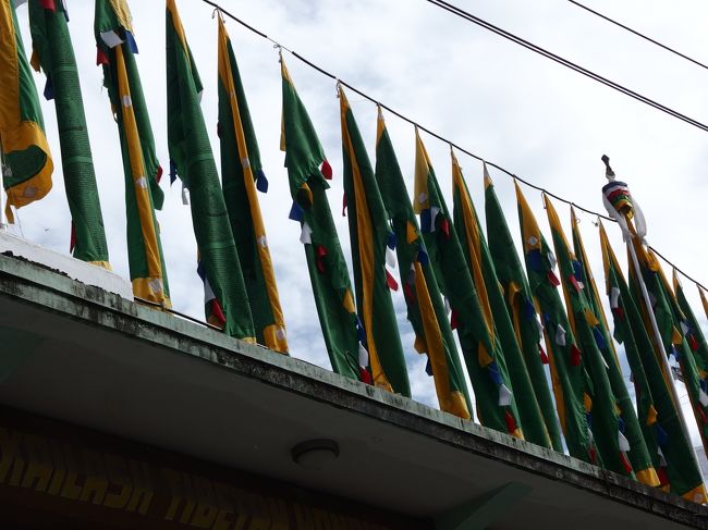 この旗も掲げた数だけお経を唱えたことになるのかな？<br />家の屋根に掲げてあった