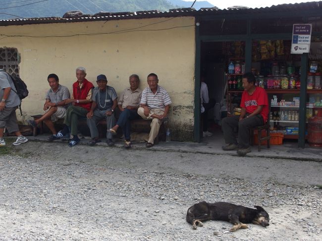 何とものんびりした感じの村だこと<br /><br />のんびりしてるのは男の人だけ？