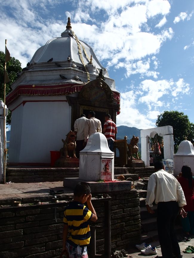 皆さん熱心にお参りしてます<br />ネパール人のほとんどはヒンドゥー教<br /><br />もちろんダミアンさんのお母さんも熱心にお参りしてました