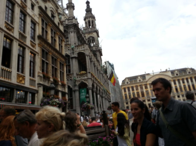 ブリュッセル中央駅から乗り換えて一駅。ブリュッセルに到着。下車したその場から中世の雰囲気が漂う。