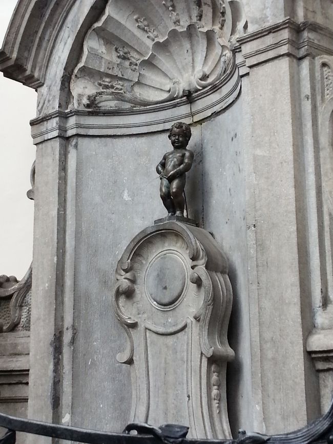 世界三代がっかりのひとつ、小便小僧さんを発見。確かに、これか？って程迫力に欠けるな。すぐ前にゴディバがある