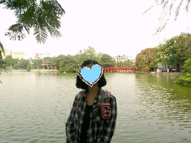 玉山祠をバックに記念撮影です。<br />これぞ、ホアンキエム湖〜！って感じですな。<br /><br />せっかくなので、玉山祠に行ってみましょうかね。