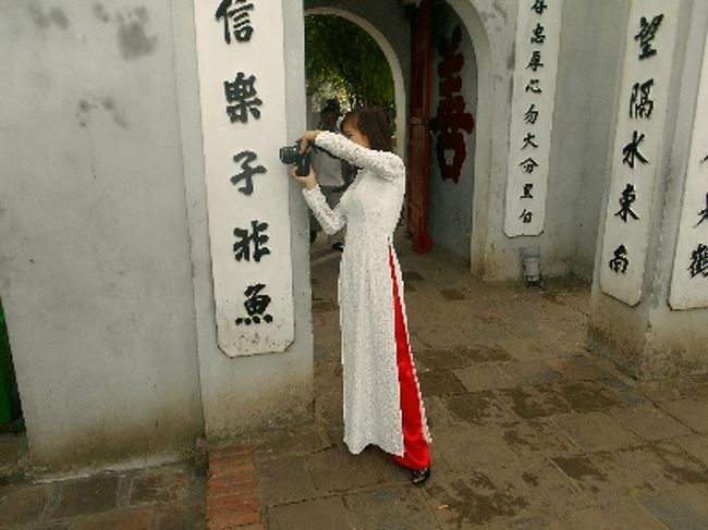 ふと見ると、<br />きれいなアオザイを着た女の子が<br />カメラを構えています。<br /><br />？？？