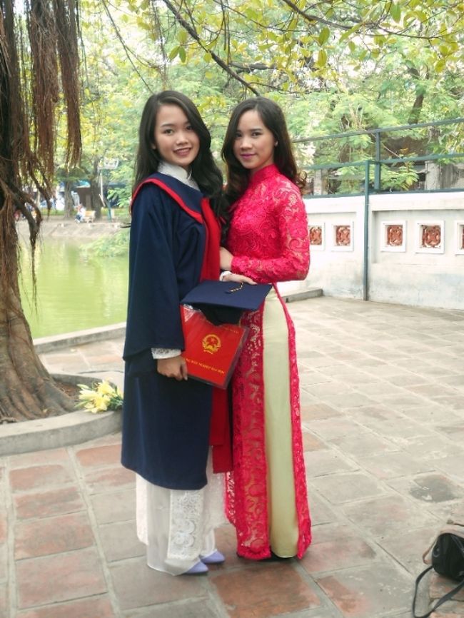 カメラの先を見てみたら、<br />これまた、きれいなアオザイの女の子。<br /><br />聞けば、高校卒業の記念撮影をしてるんですって。<br />それで、左の子はガウンを着ているのね。