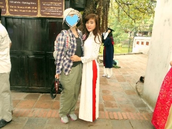 せっかくなので、白いレースのアオザイを着た女の子と<br />ツーショットで写真を撮ってもらいました。<br /><br />それにしても、なんと細いこと！<br />わたしなんて、服のせいもあるけど<br />倍の太さにみえちゃうよ〜。