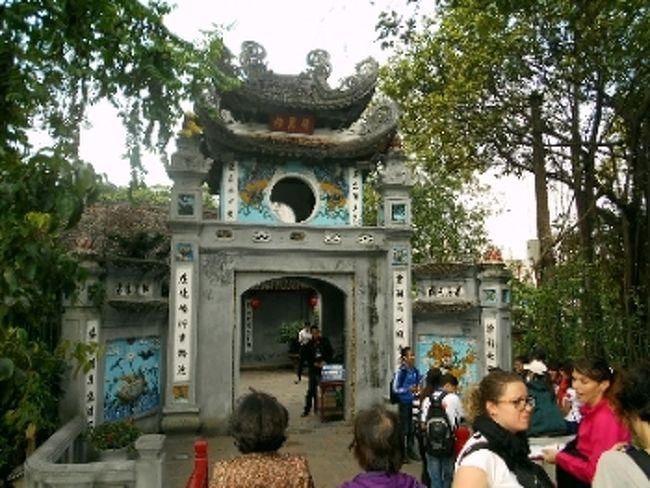 こちらが入り口です。<br /><br />両脇には、この祠の謂れとなったお話しの絵が描かれています。