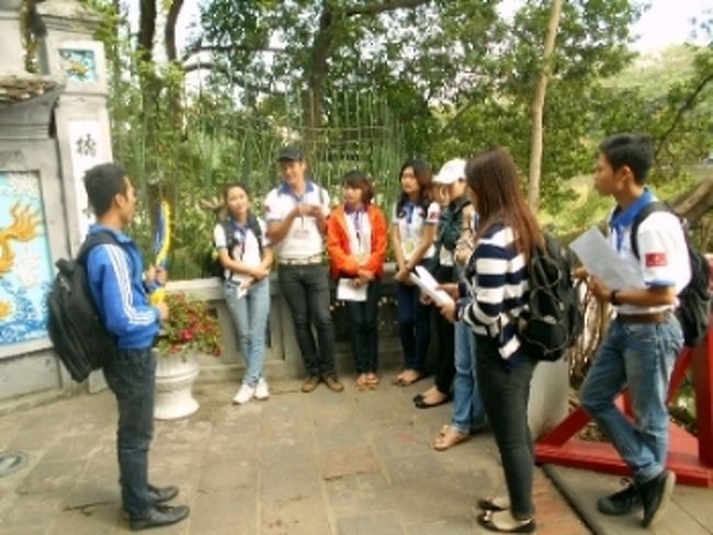 絵の前では、学生さんでしょうか、<br />熱心に説明を聞いています。