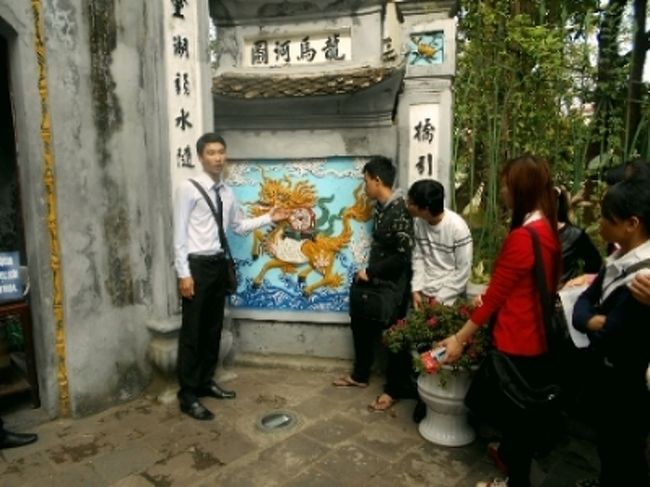 もう一方の絵の前でも<br />違うクラスかな？が説明を聞いていますね。