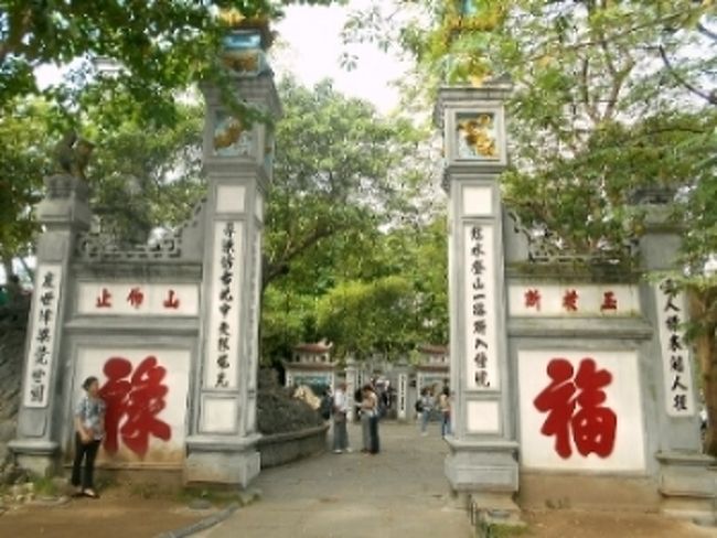 門をくぐった、その反対がわには<br />大きな「福」などの縁起の良い漢字。