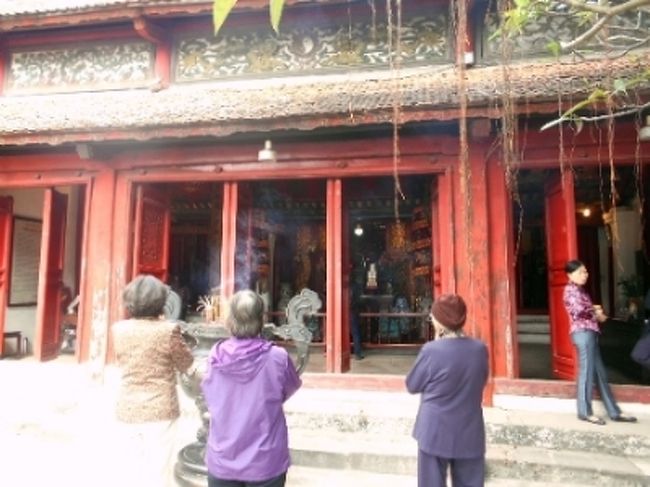 さて、肝心の祠です。<br />熱心にお祈りしてる方もいます。